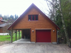 Garage och carport med inredd övervåning.