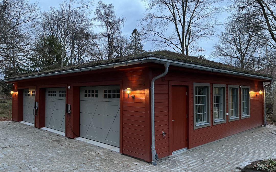 Nybyggd tillbyggnad med garageportar